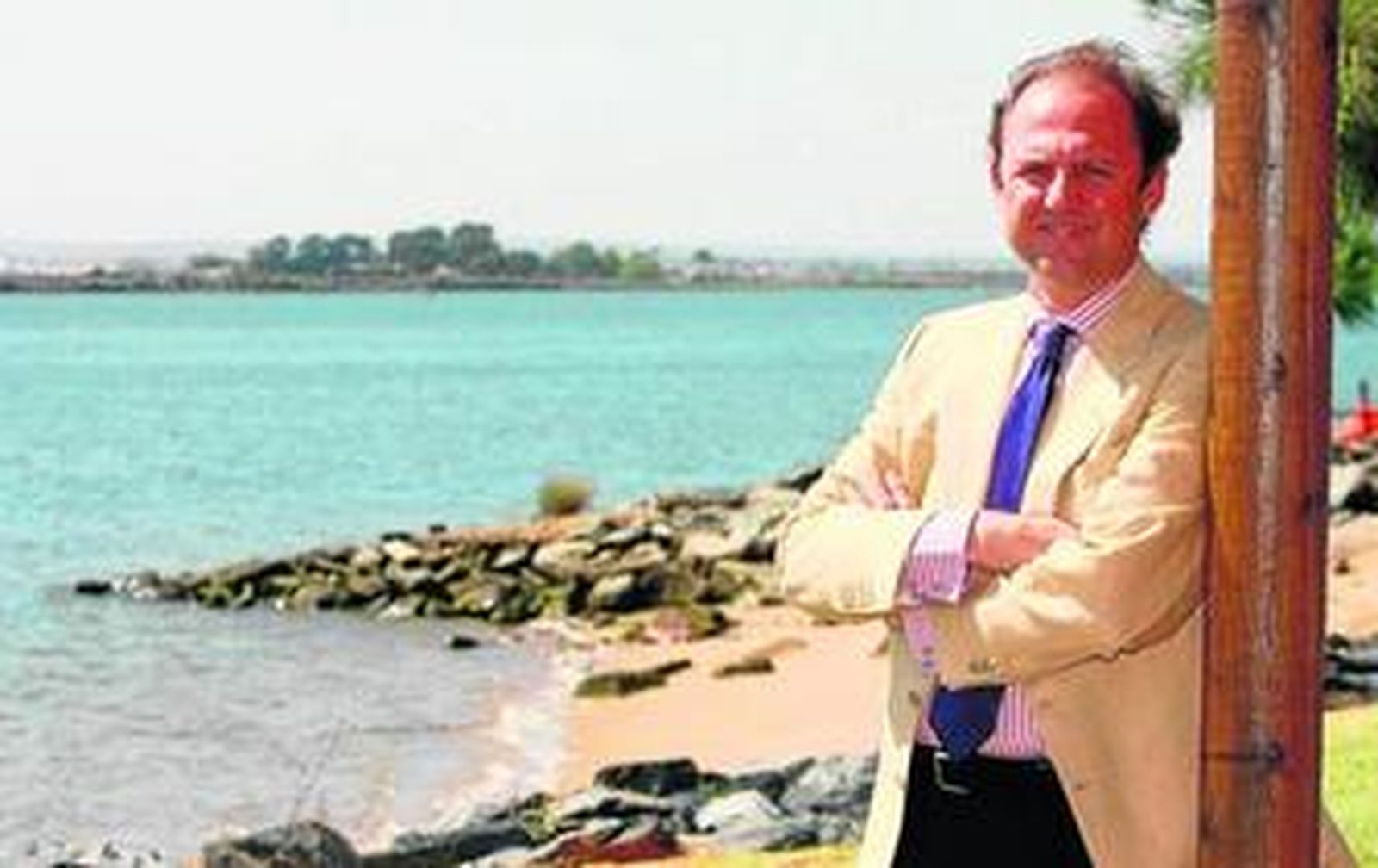 Javier Molina Montes, presidente de Befesa, en la ría del Odiel de Huelva.