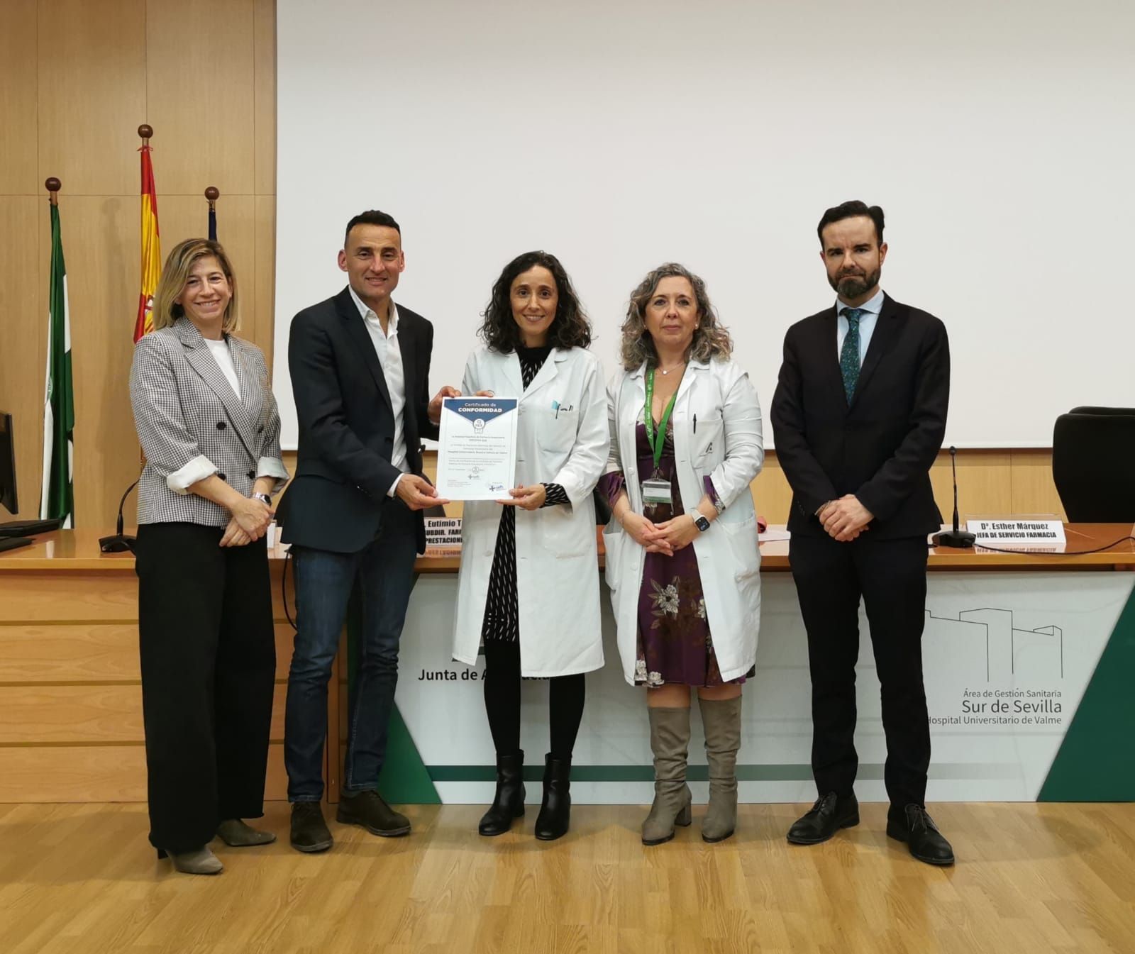A la derecha el subdirector de Farmacia y Prestaciones del Servicio Andaluz de Salud, Eutimio Tercero; la directora gerente del Hospital de Valme, Inmaculada Vázquez,; la Jefa del Servicio de Farmacia, Esther Márquez; el tesorero de la SEFH, José Antonio Marcos y la gerente de Relaciones Institucionales de AbbVie, Valle Iglesias.