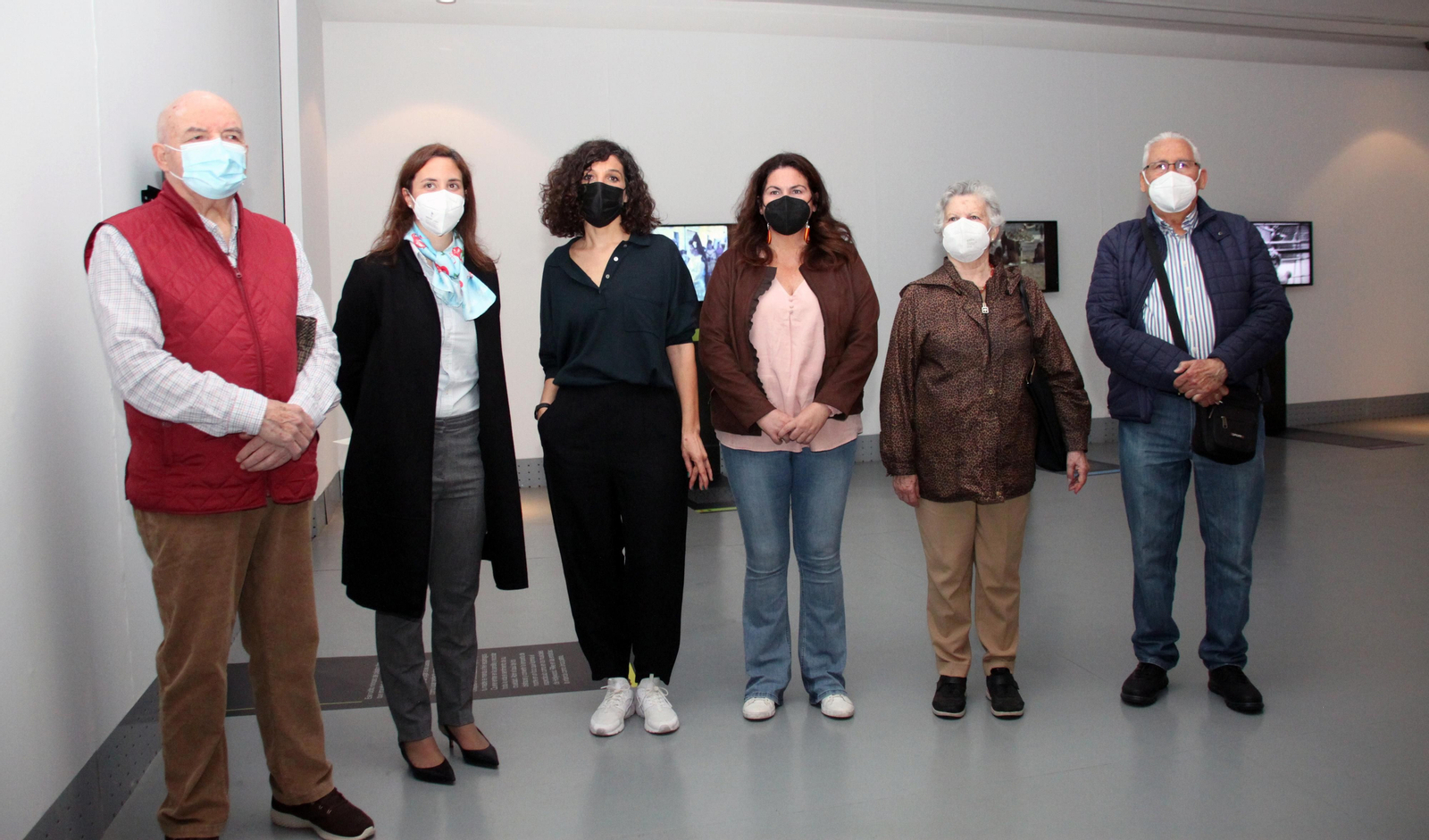 Cristina Casanueva con las personas que han depositado sus imágenes.