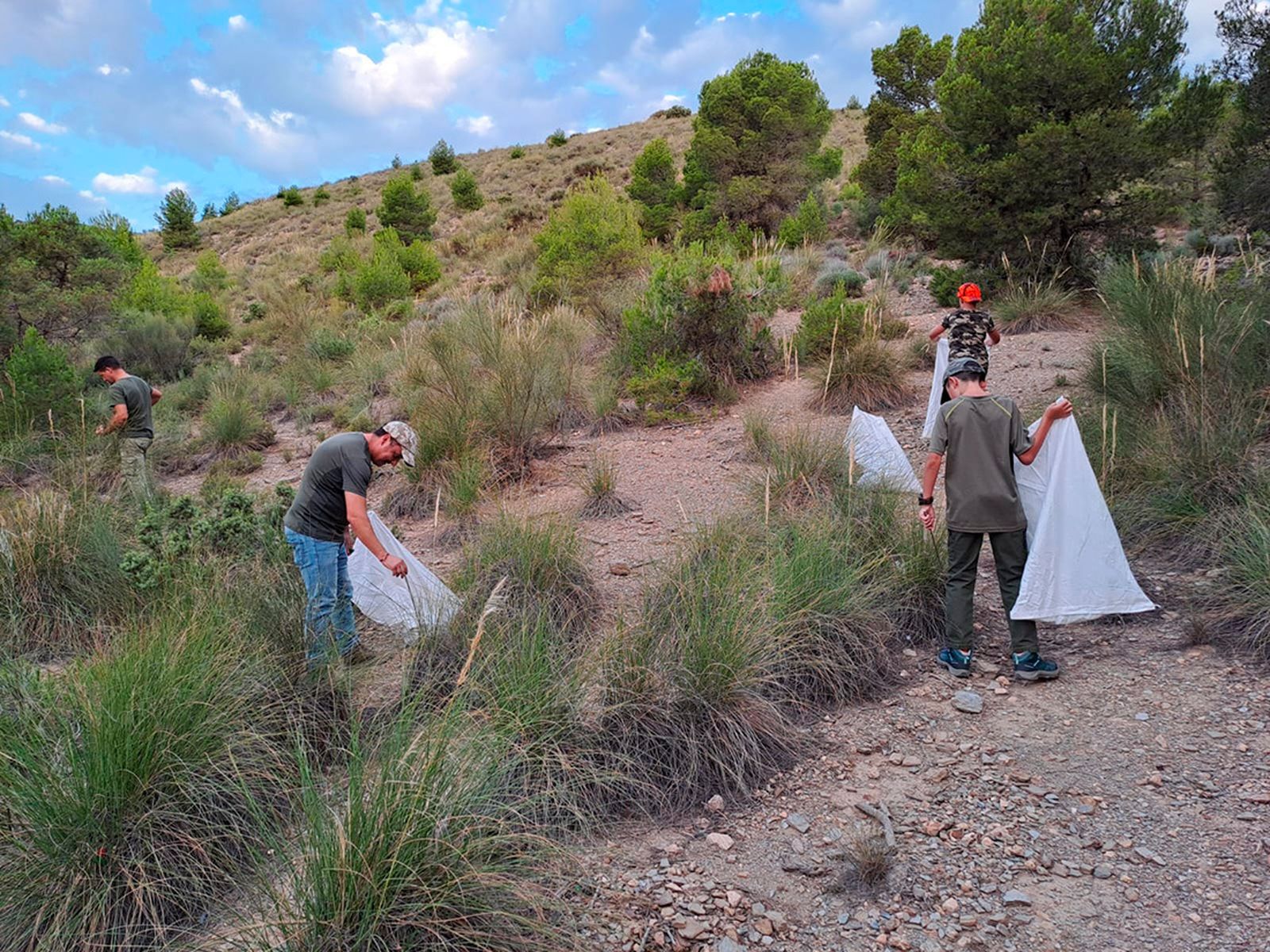 Momento de la limpieza llevada a cabo por cazadores en Lúcar.