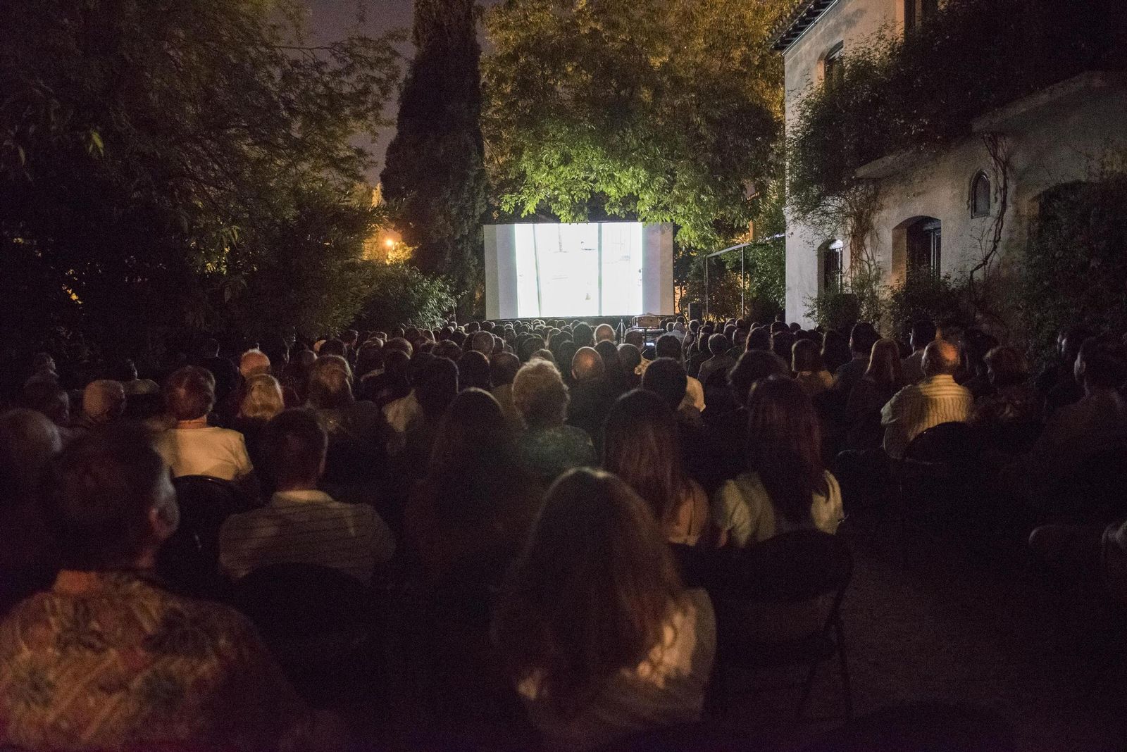 Una actividad nocturna organizada en la Huerta de San Vicente, lugar elegido para la inauguración oficial del Festival.