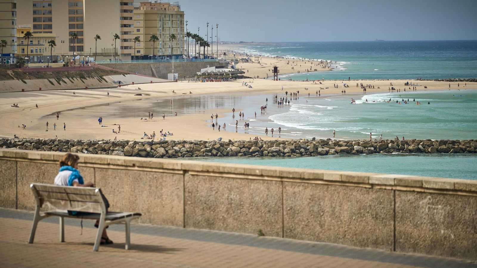 Una mujer disfrutando de las vistas a la playa Santa María del Mar