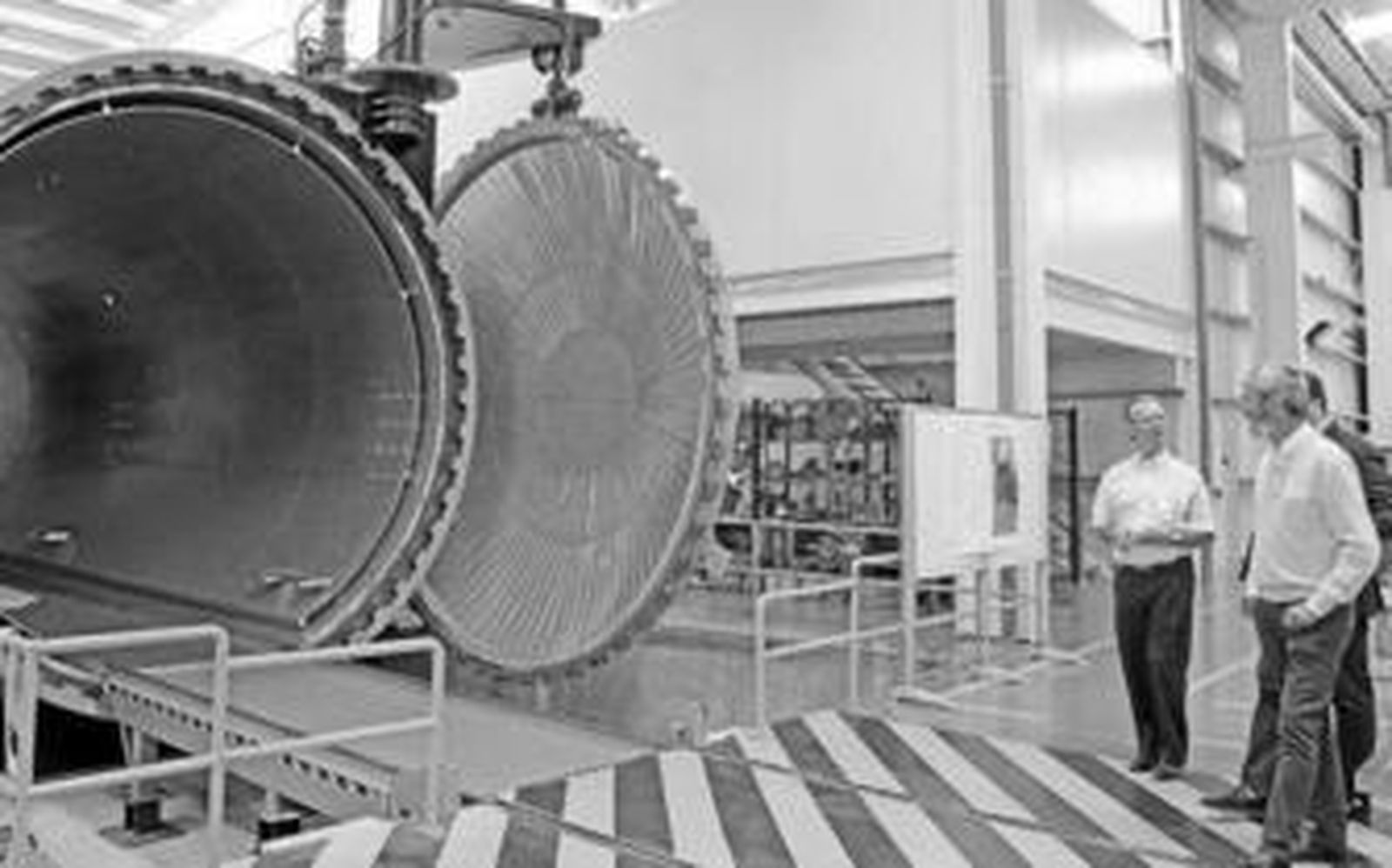 Visita de un grupo de inversores a la planta de Carbures en Jerez a mediados de año.