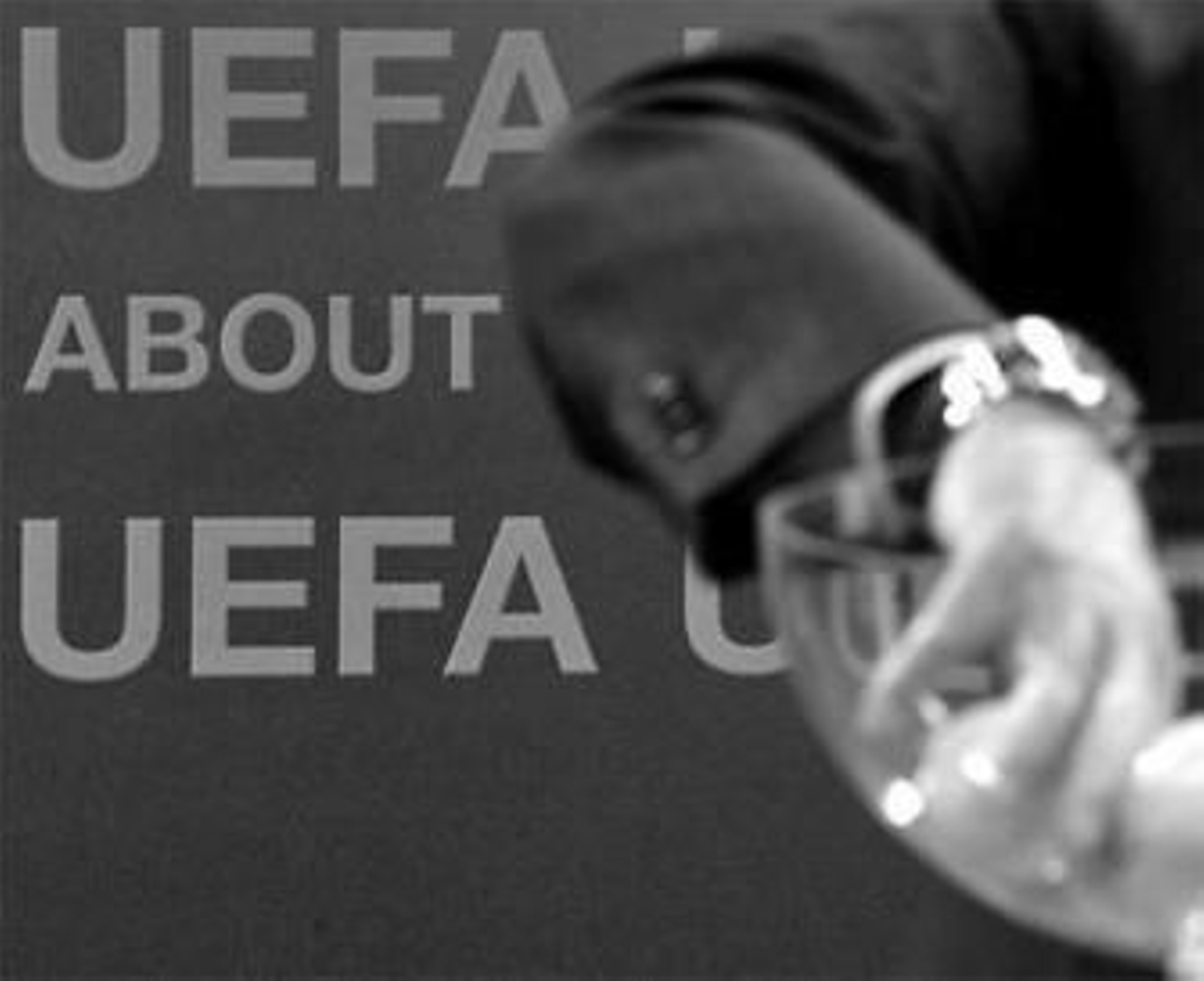 El ex futbolista turco Can Bartu remueve las bolas del sorteo.