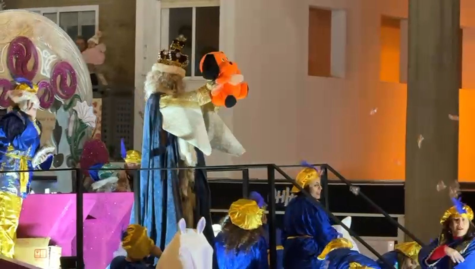 Melchor tirando peluches entre los más pequeños de Huelva