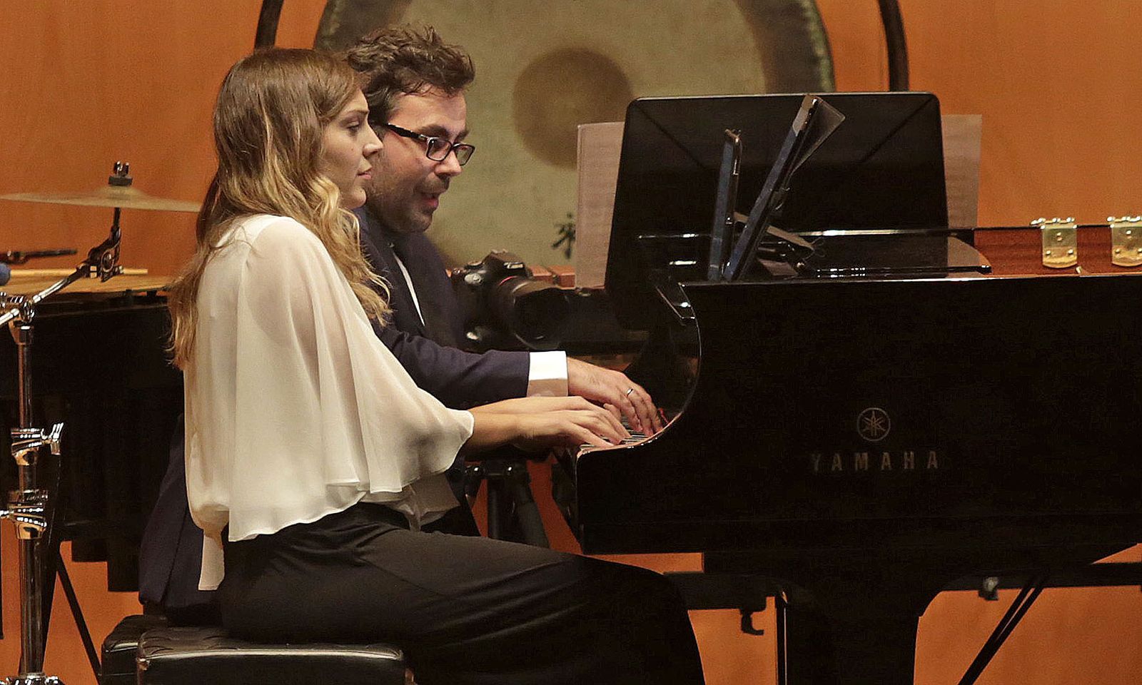 Manuel Tévar y Laura Sierra, anoche en el Palacio de Congresos de Cádiz.