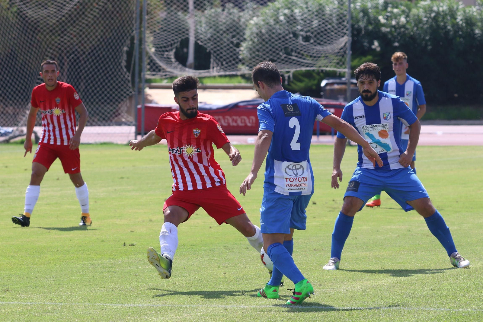Linares realiza un pase durante un encuentro frente al Almería B durante su etapa en el Motril.