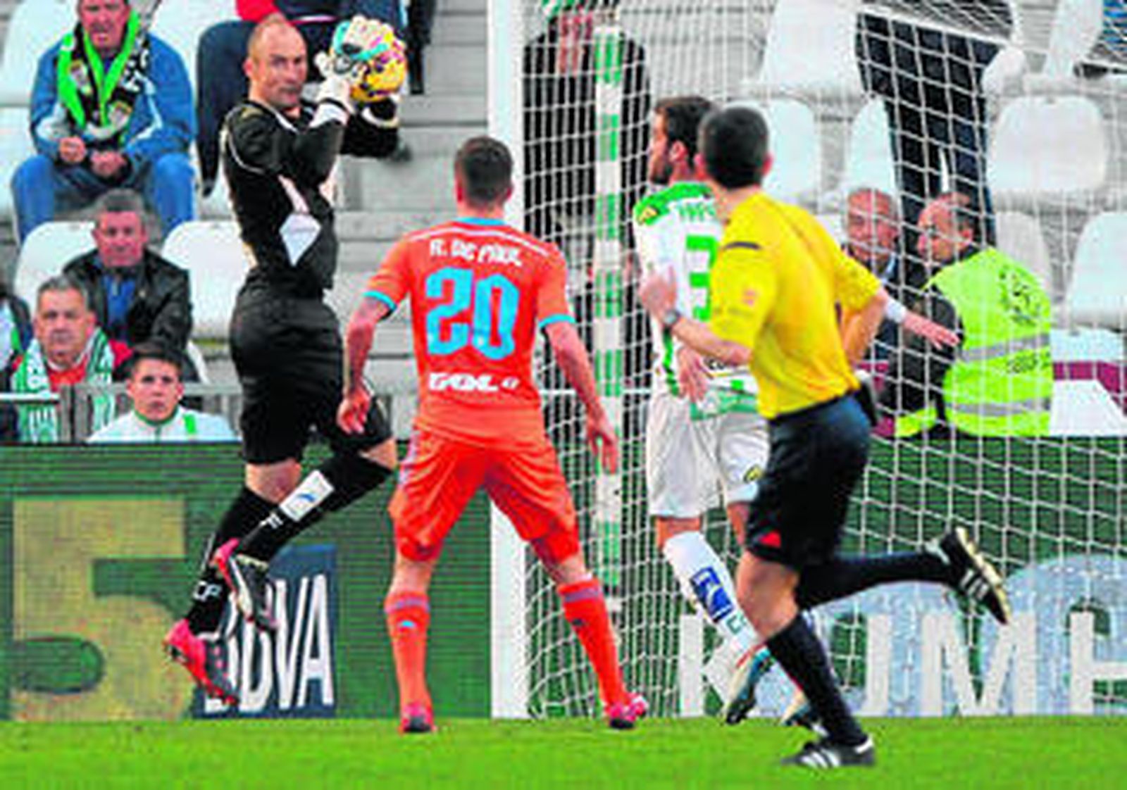 Saizar bloca un balón ante la presencia de Campabadal y del valencianista De Paul.
