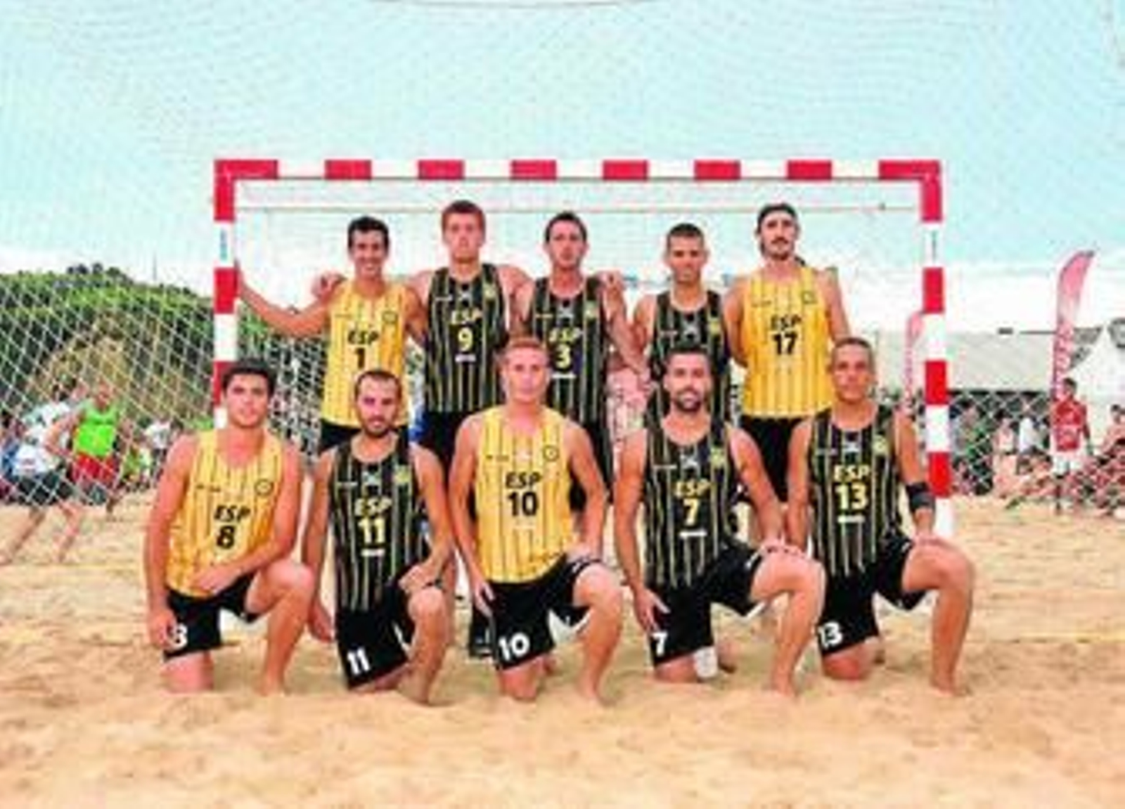 Los miembros del Ciudad de Málaga posan en la pista de Laredo.