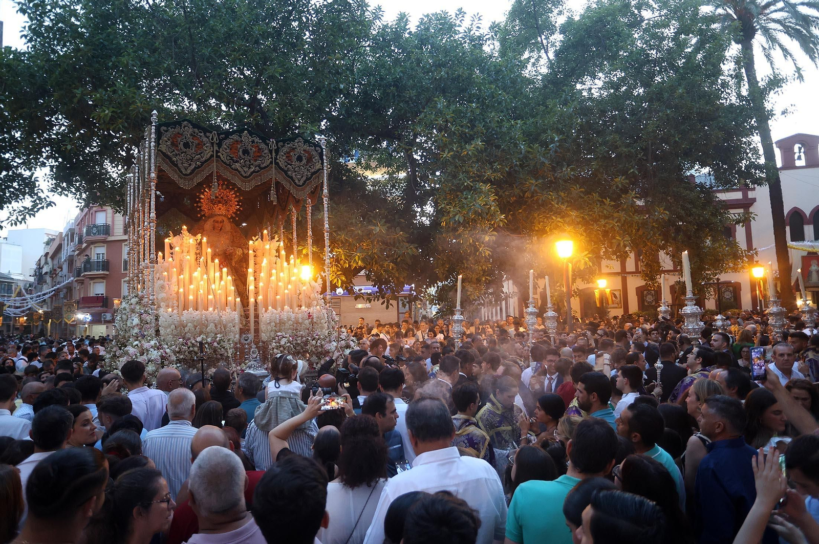 Imágenes de la procesión extraordinaria de la Virgen de la Esperanza por las calles de Huelva