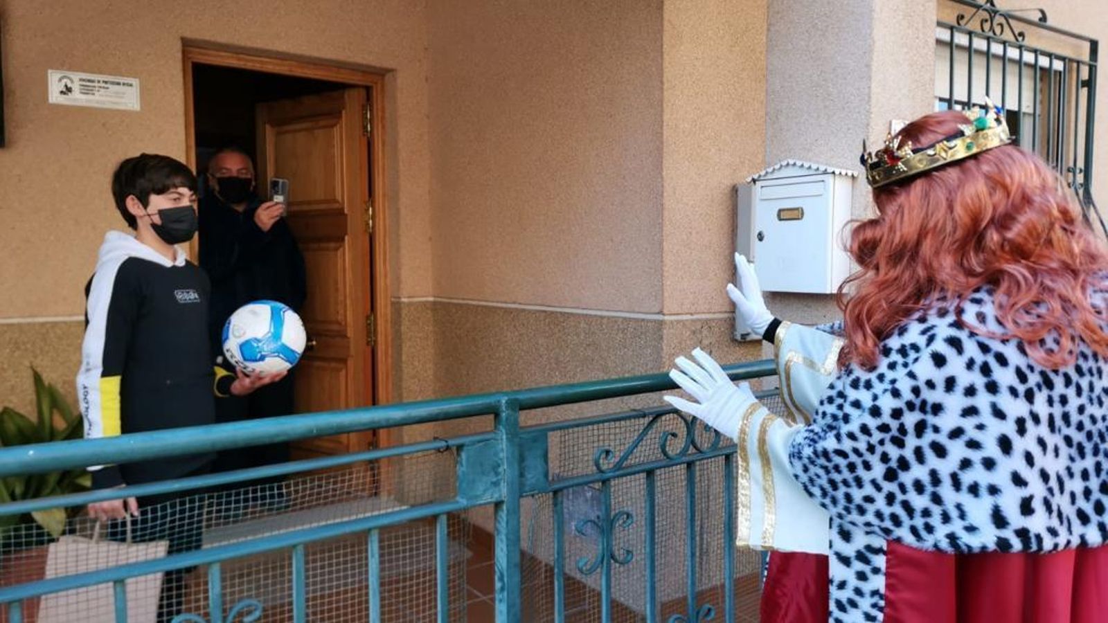 El rey mago Gaspar sorprende a los niños confinados de Gádor