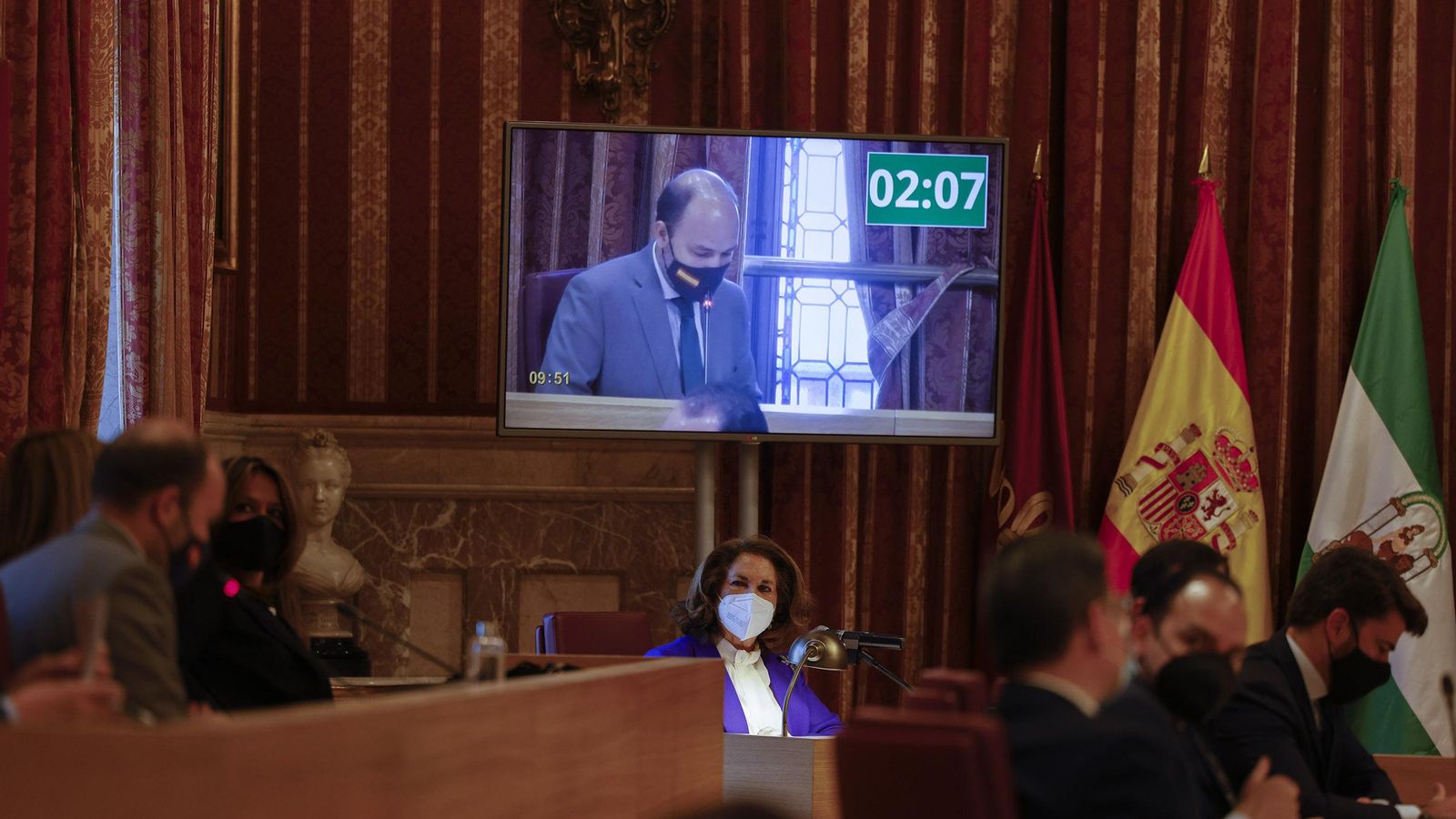 Muñoz escucha la intervención del edil de Vox, Gonzalo García Polavieja.