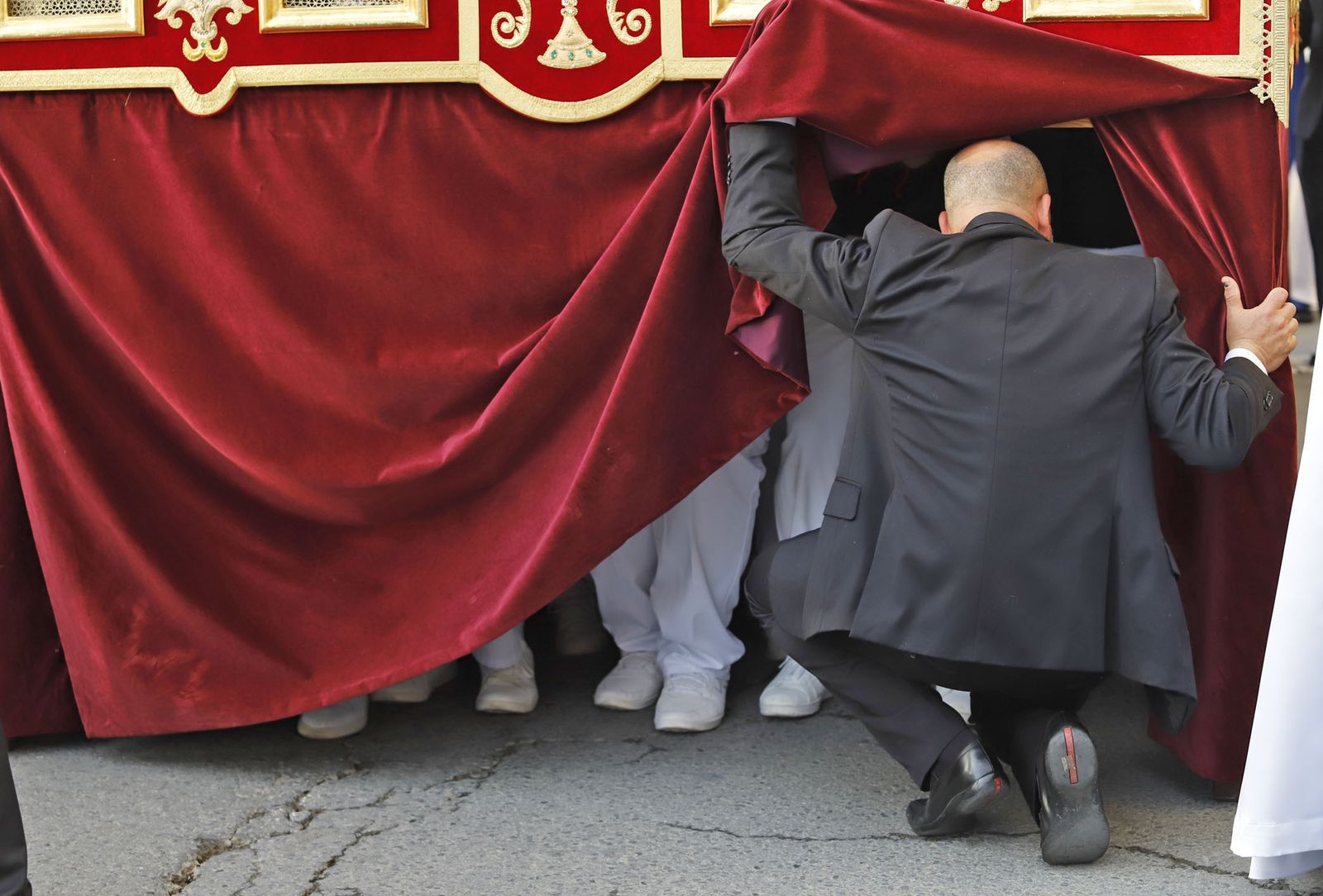 La Hermandad de la Sagrada Lanzada hace su estación de penitencia por las calles de Huelva