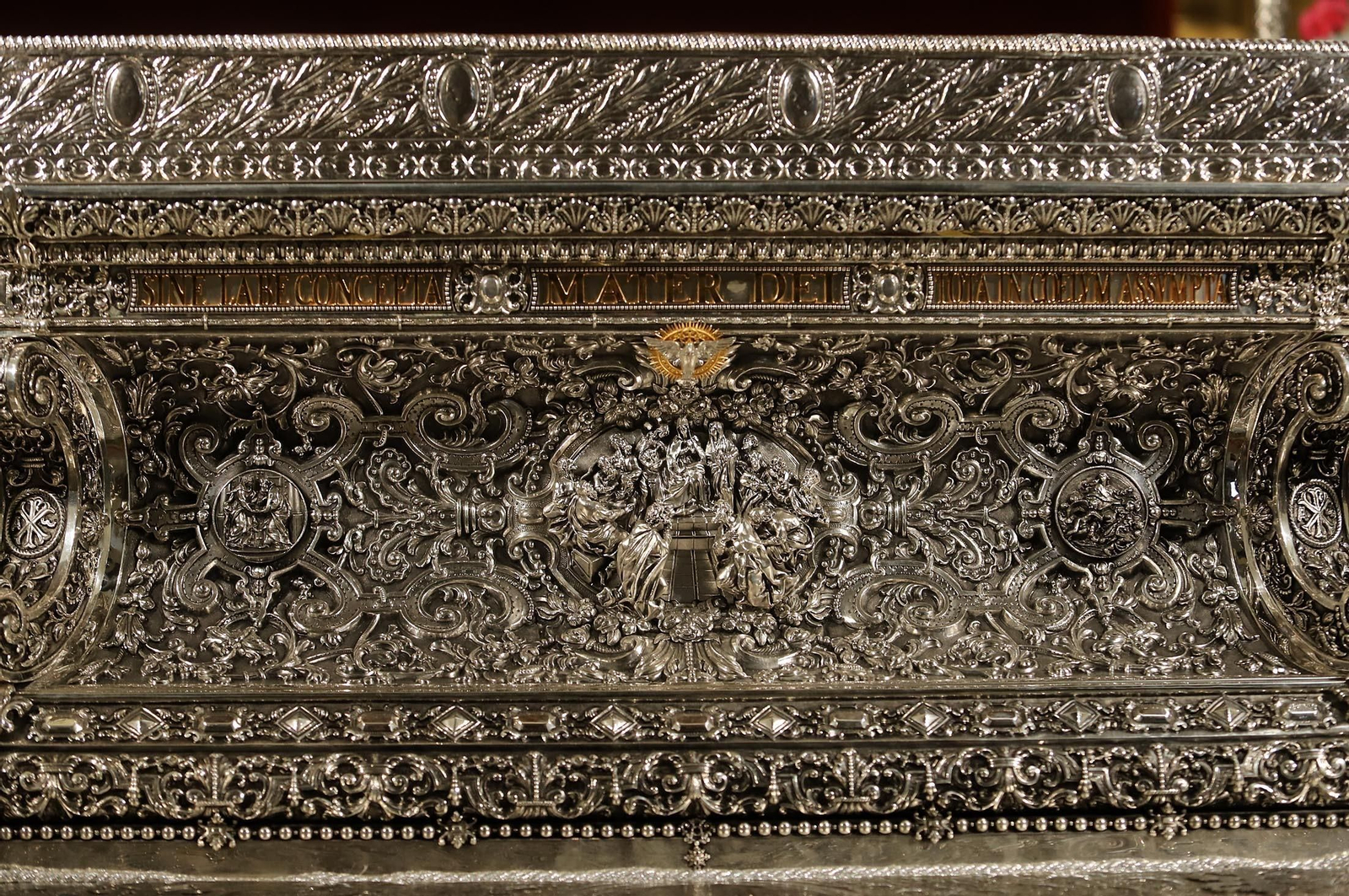 Imágenes de la Virgen del Rocío y sus nuevas andas