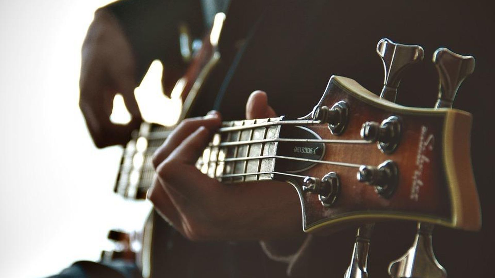 Chico tocando la guitarra. Contratar música en directo es una gran forma de provocar que la fiesta triunfe por todo lo alto