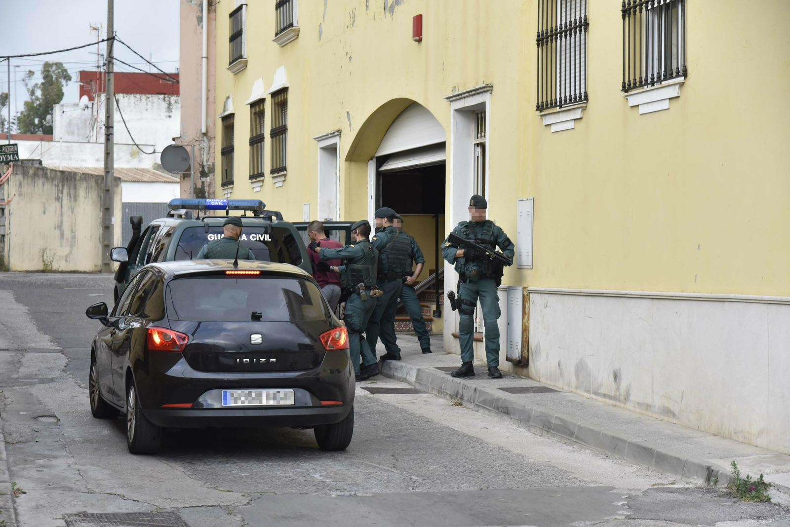 La Guardia Civil, con uno de los detenidos ayer en la calle Pinzón, en El Rinconcillo.
