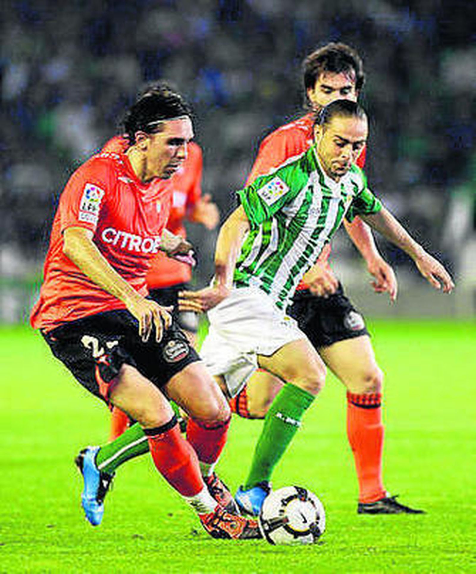 García pelea un balón.