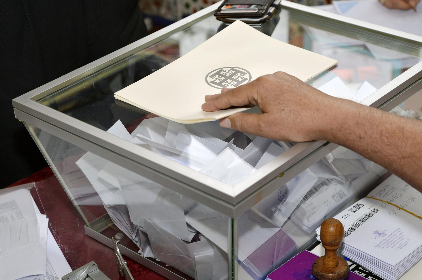 Una urna durante las elecciones de una hermandad.