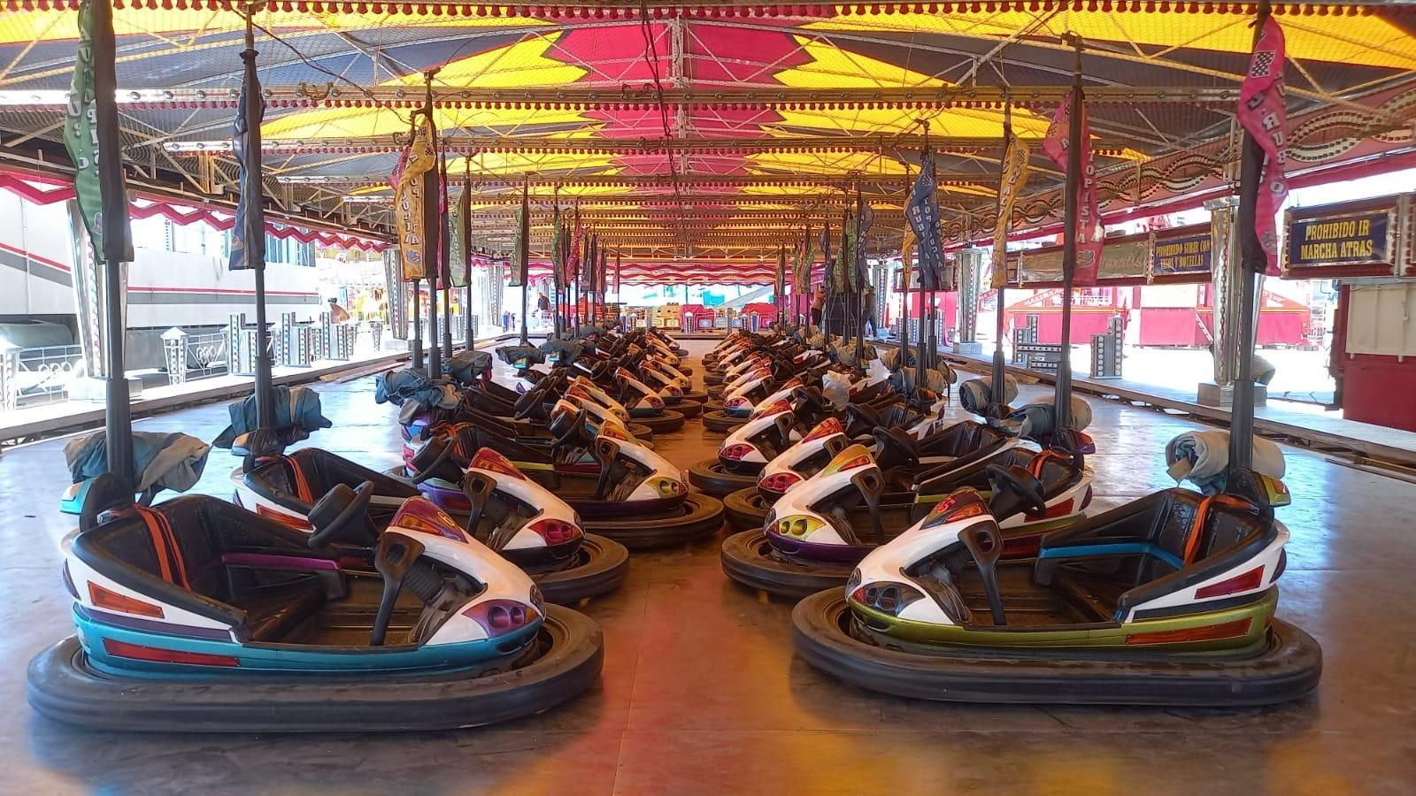 Recta final de los trabajos de montaje de las atracciones de la Feria de San Fernando
