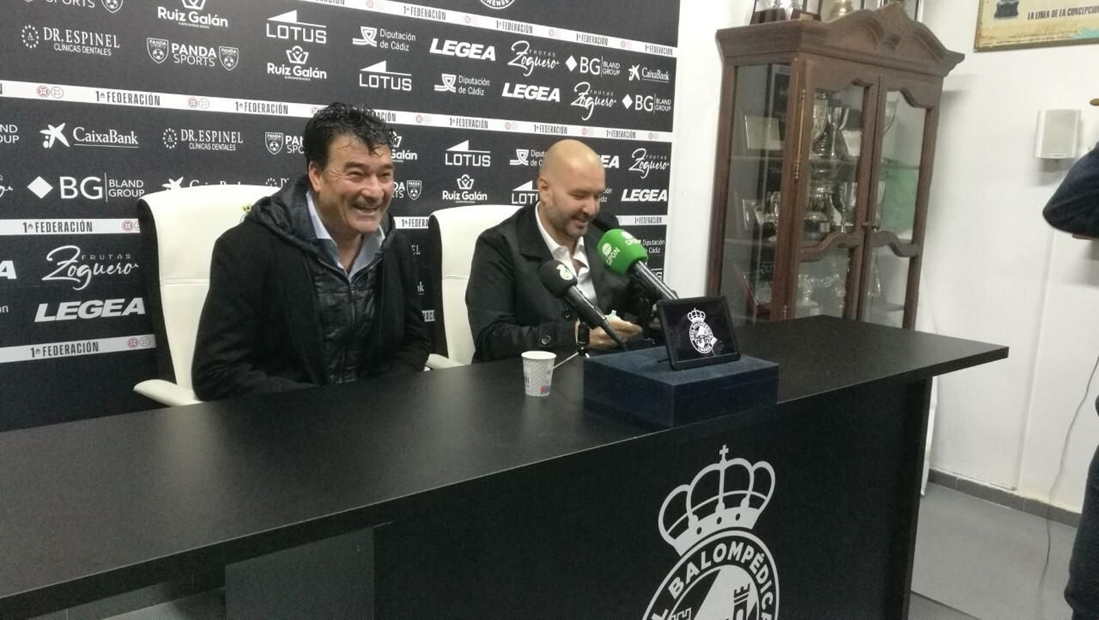 Escobar y Pandalone sonríen antes del comienzo de la rueda de prensa