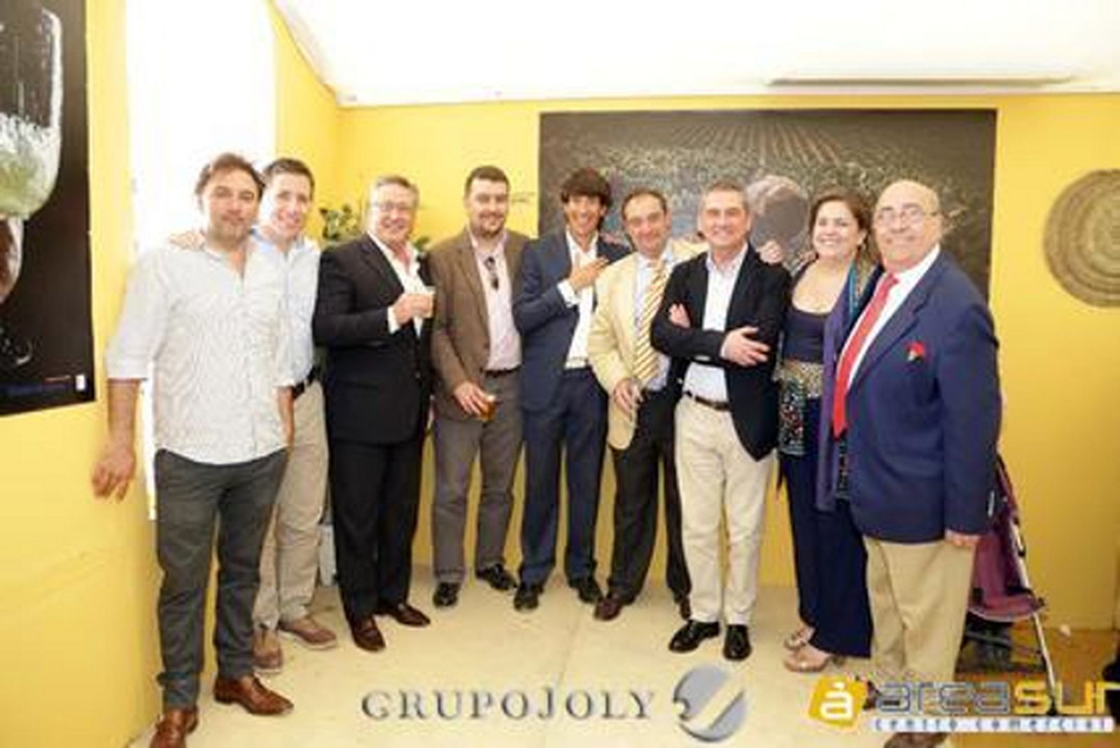Ángel Gutiérrez, Javier Gutiérrez, de Volapié; Víctor Santos y David Fernández, director general y responsable de ‘Beer and Food’; el abogado Juan Rodríguez, Juan Carlos Catalán, de Analiser; Maribel Castro de Alta Cazuela; y el hostelero jerezano Faustino Rodríguez.


Foto: Vanesa Lobo