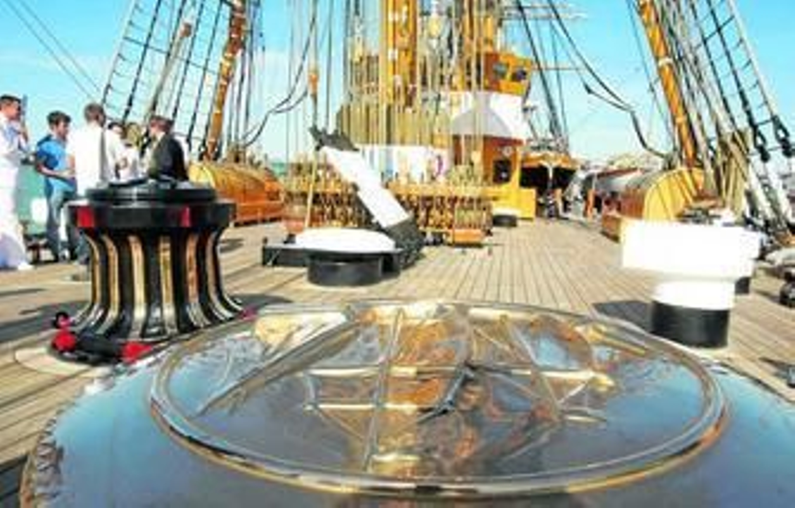 Imagen de la cubierta del 'Americo Vespucio' en la tarde de ayer con algunos oficiales a bordo.