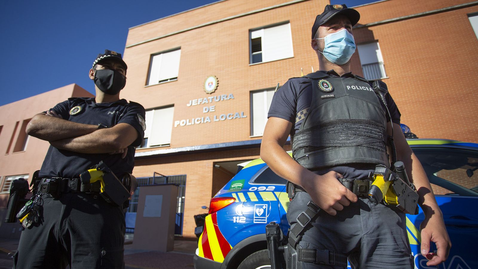 Dos agentes, con las pistolas eléctricas en el cinturón.