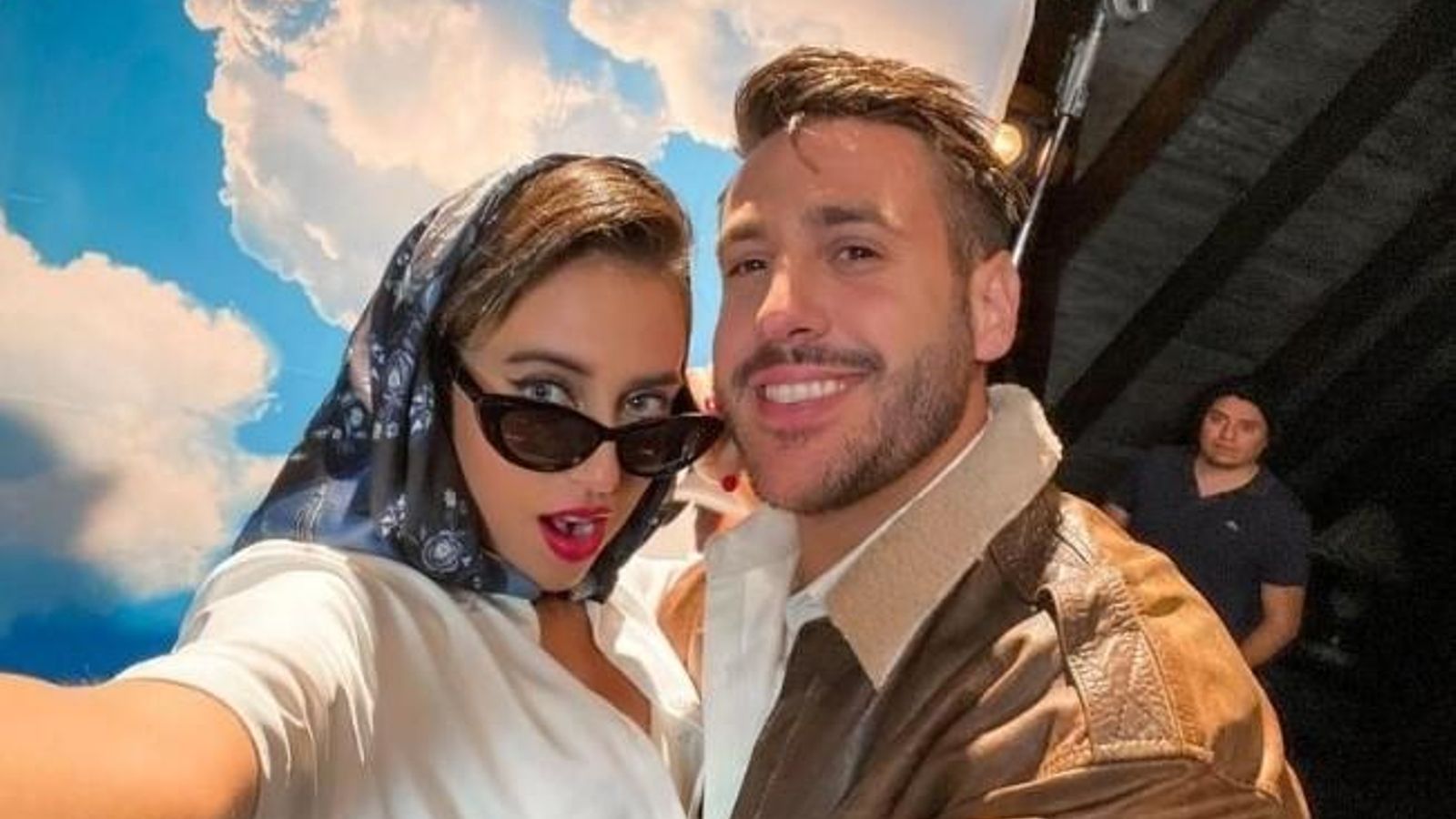 Los creadores del videoclip han caracterizado con looks de los años 50 a sus protagonistas