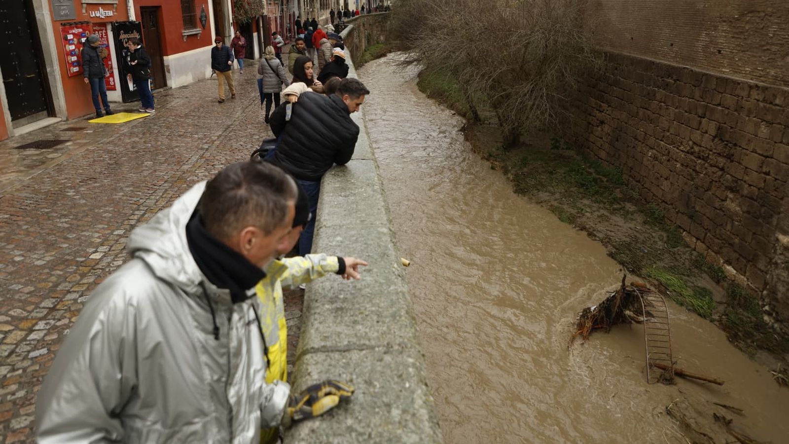 El Darro, antes de entrar en el embovedado.