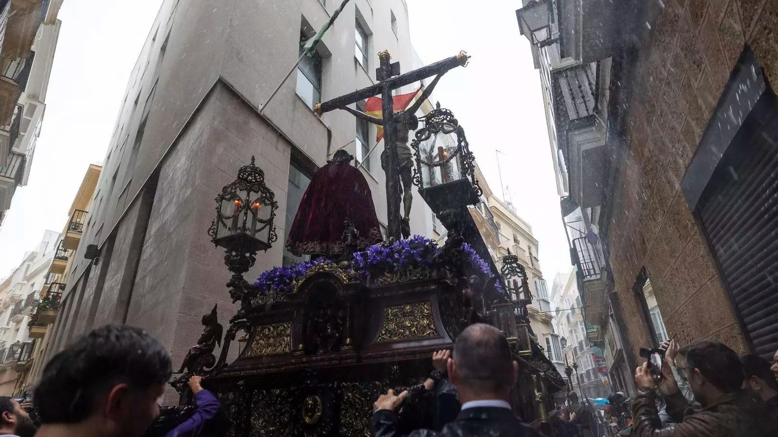 El misterio de Piedad bajo una tromba de agua en calle Cobos