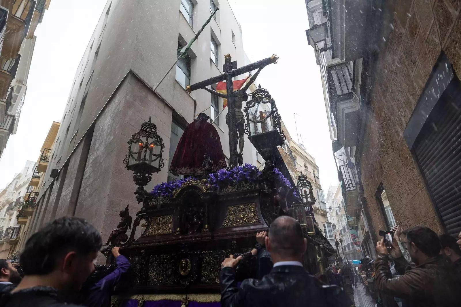 El misterio de Piedad bajo una tromba de agua en calle Cobos El misterio de Piedad bajo una tromba de agua en calle Cobos