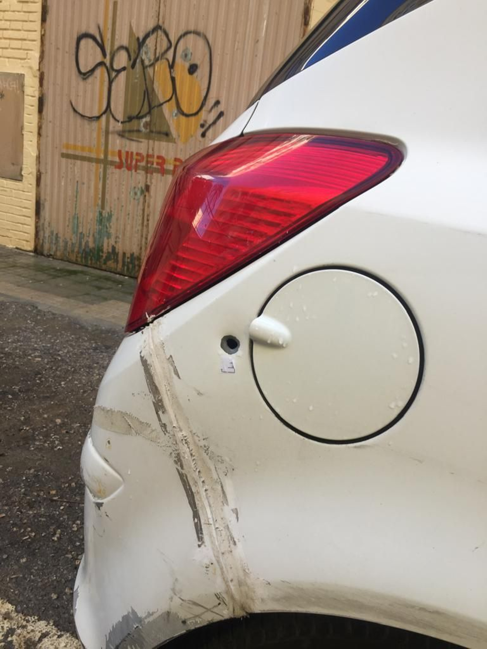 Un turismo con un agujero en la zona del suceso. Un turismo con un agujero en la zona del suceso.