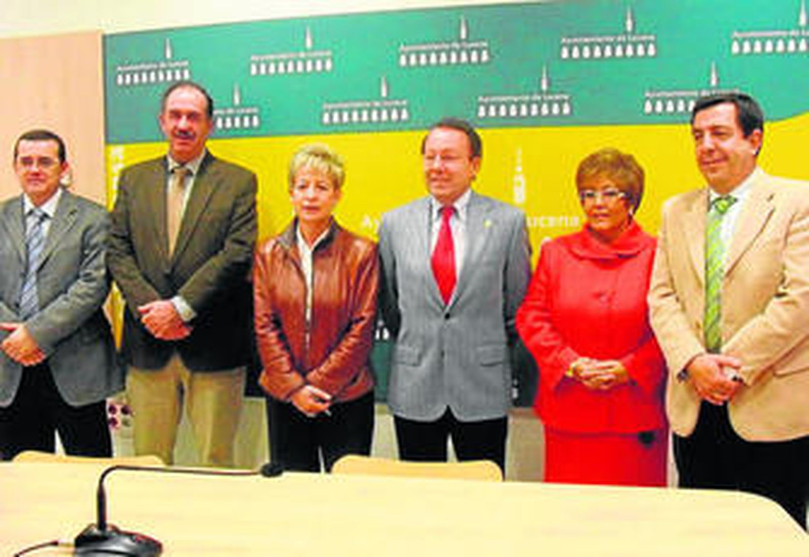 Los alcaldes y concejales de la red que firmaron ayer la constitución de la fundación.