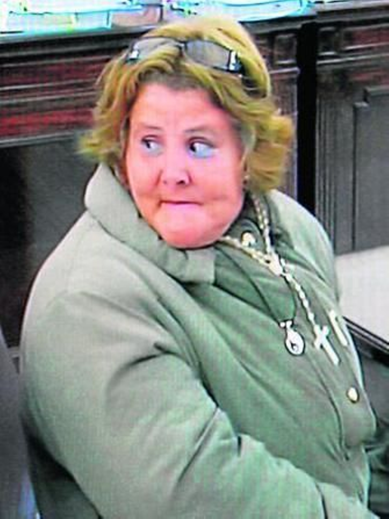 Isabel García se gira durante su declaración para mirar a su marido.