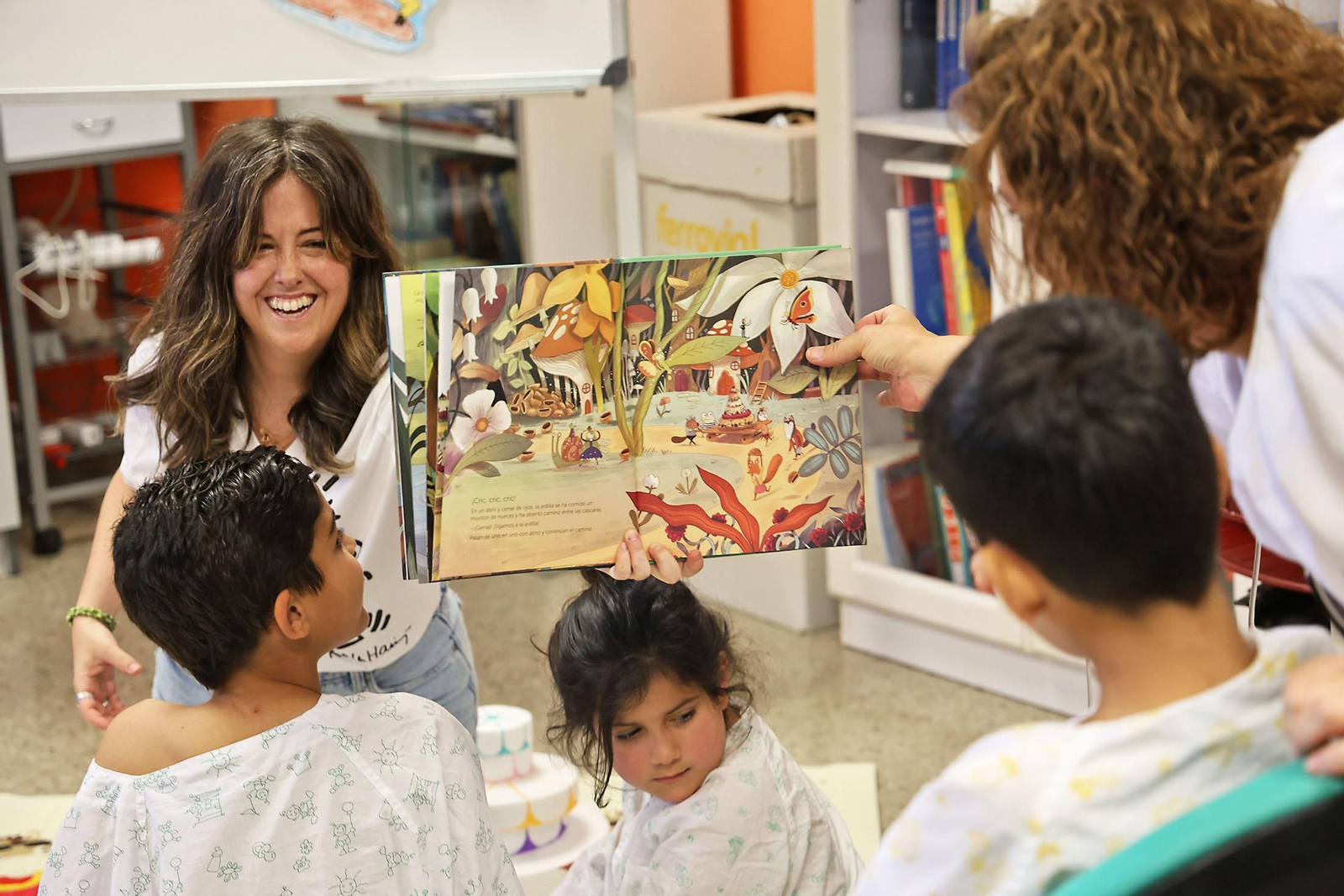 Imágenes de la celebración del Día del Libro en el aula de Pediatría del Hospital Juan Ramón Jiménez