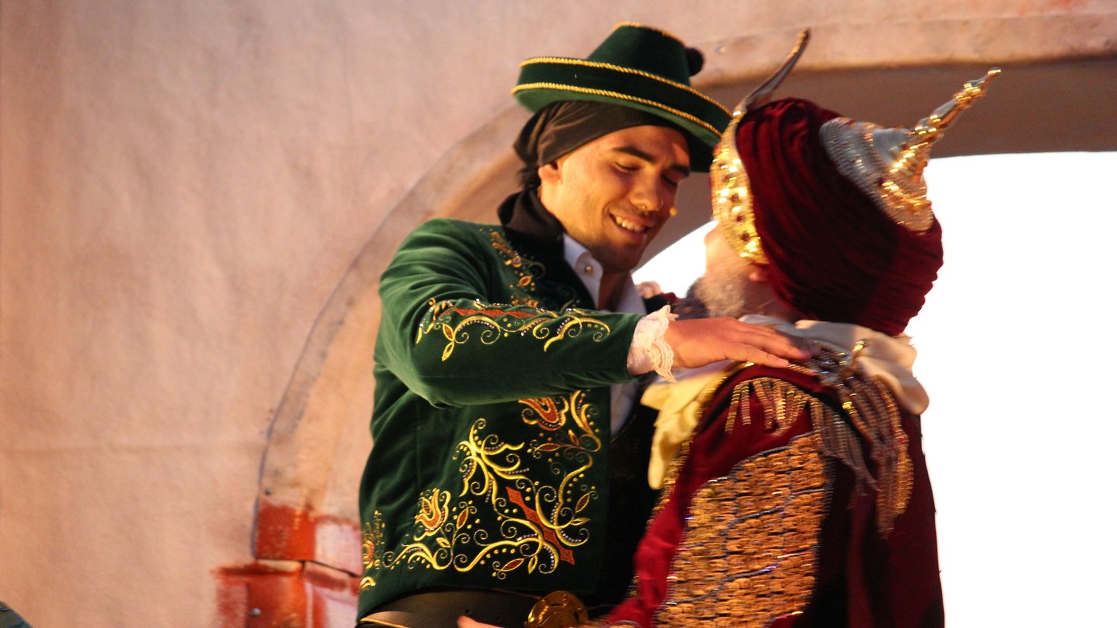 Los pregoneros se funden en un abrazo.