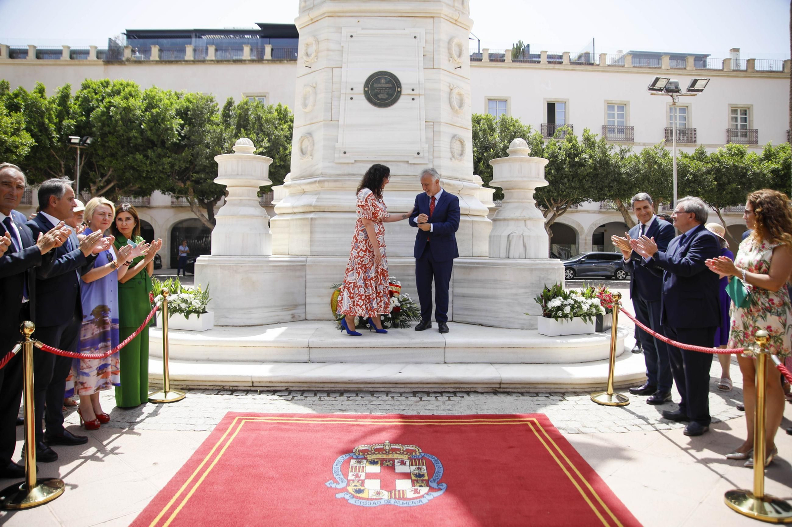 Placa de memoria histórica en el monumento de los coloraos, en imágenes