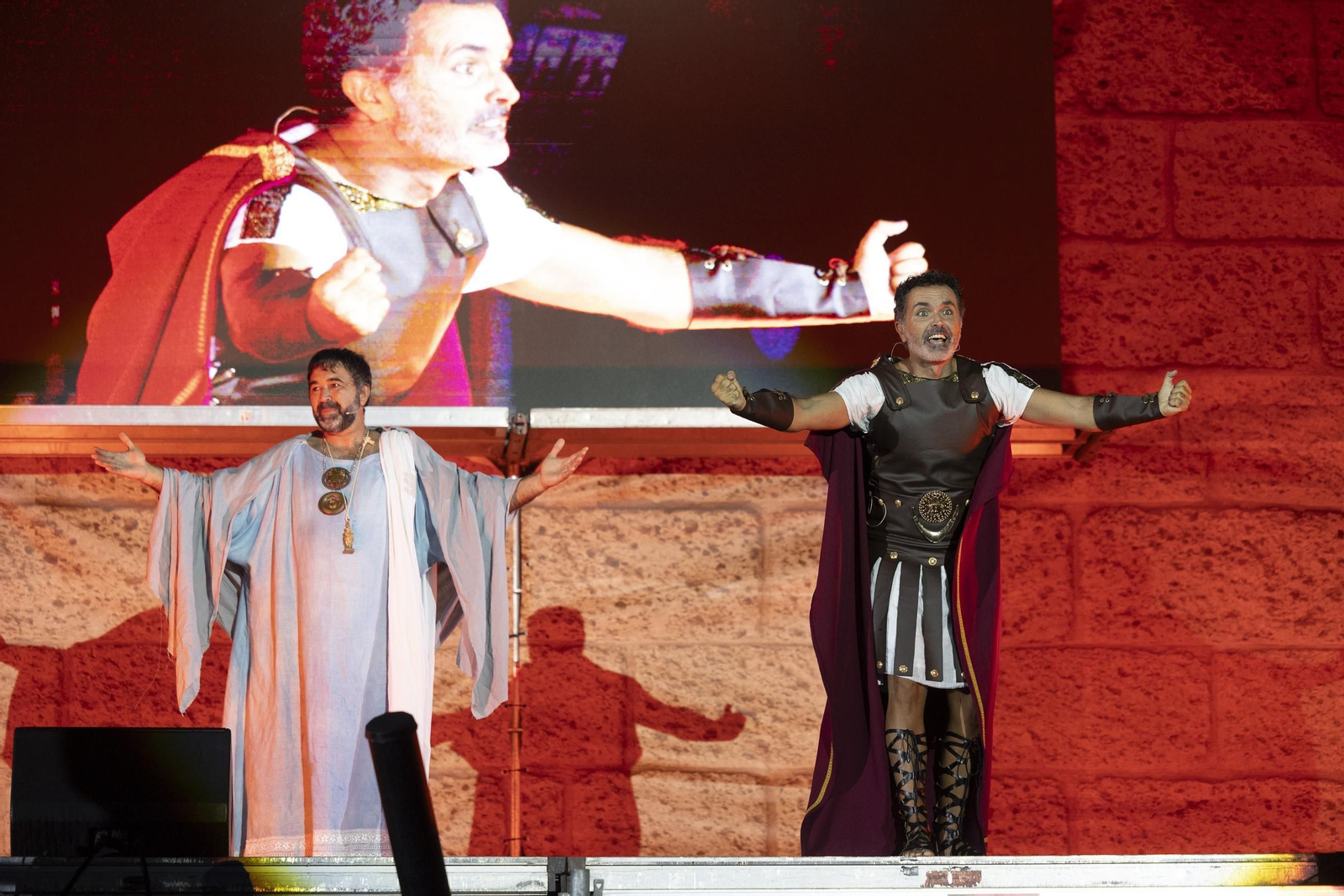 Las imágenes de "Foedus, Gaditanorum", el espectáculo de clausura del festival Cádiz Romana en las Puertas de Tierra