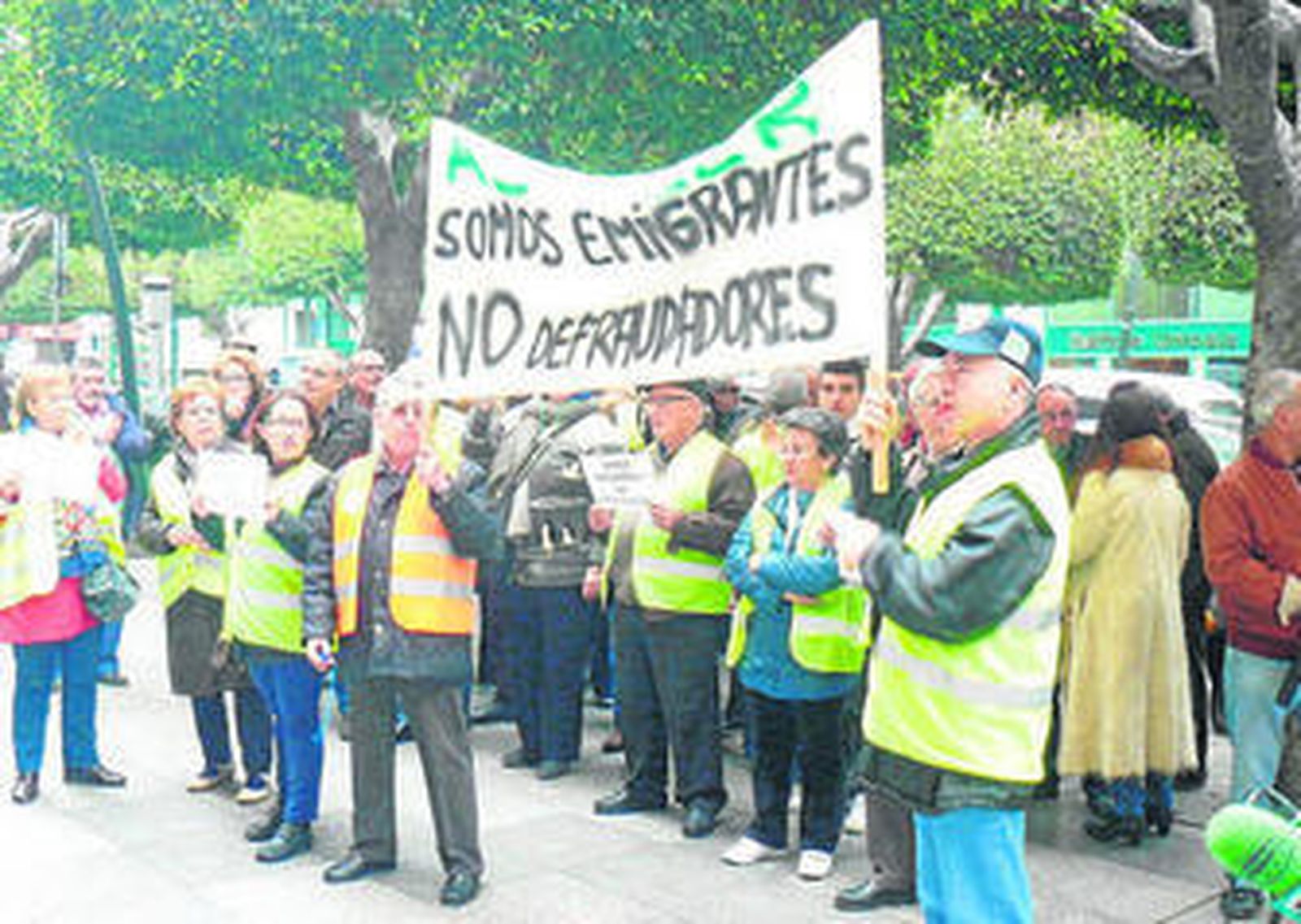 Inmigrantes retornados protestan en la entrada de la delegación de Hacienda en la capital.