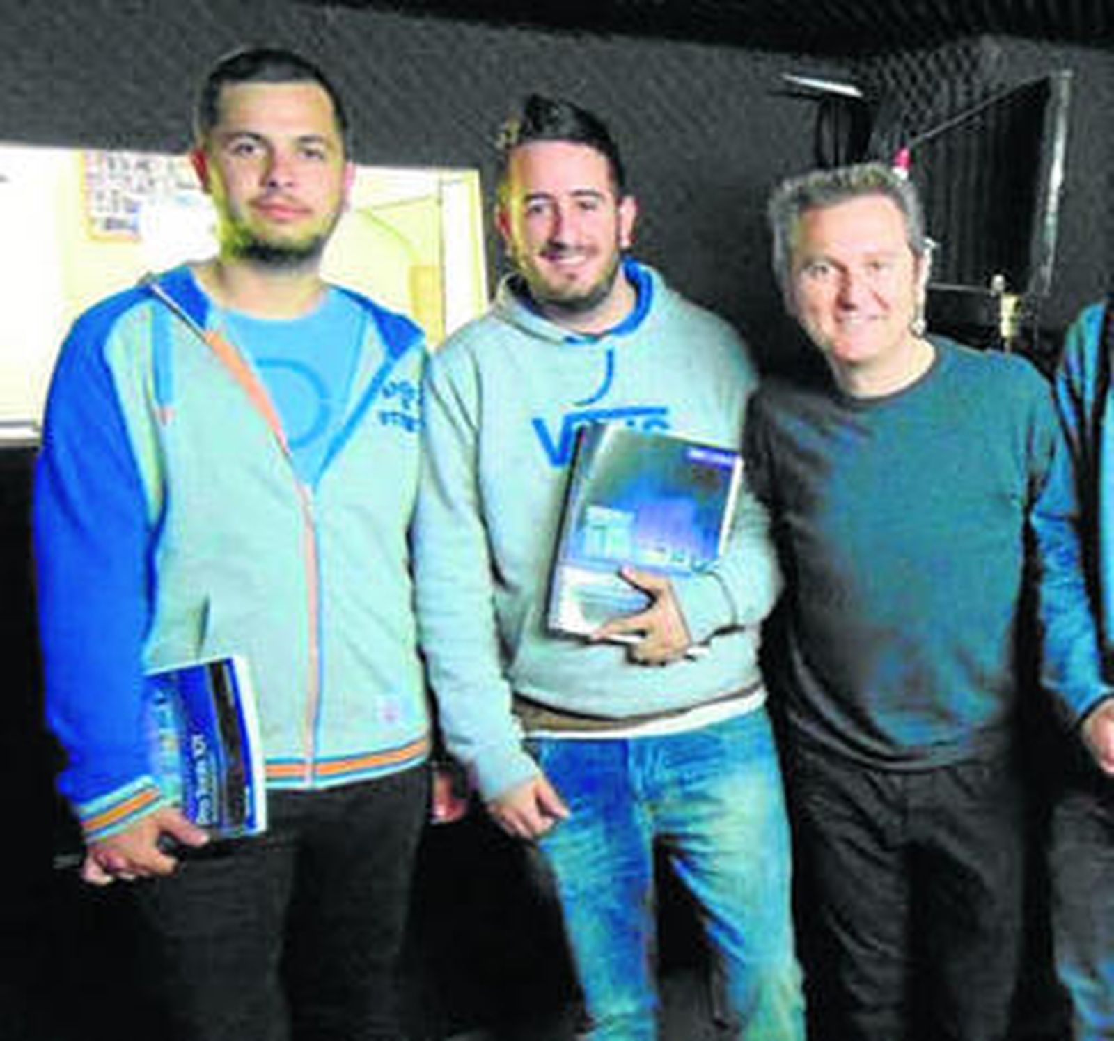 Luis Serrano, director de la EISO, con varios alumnos.