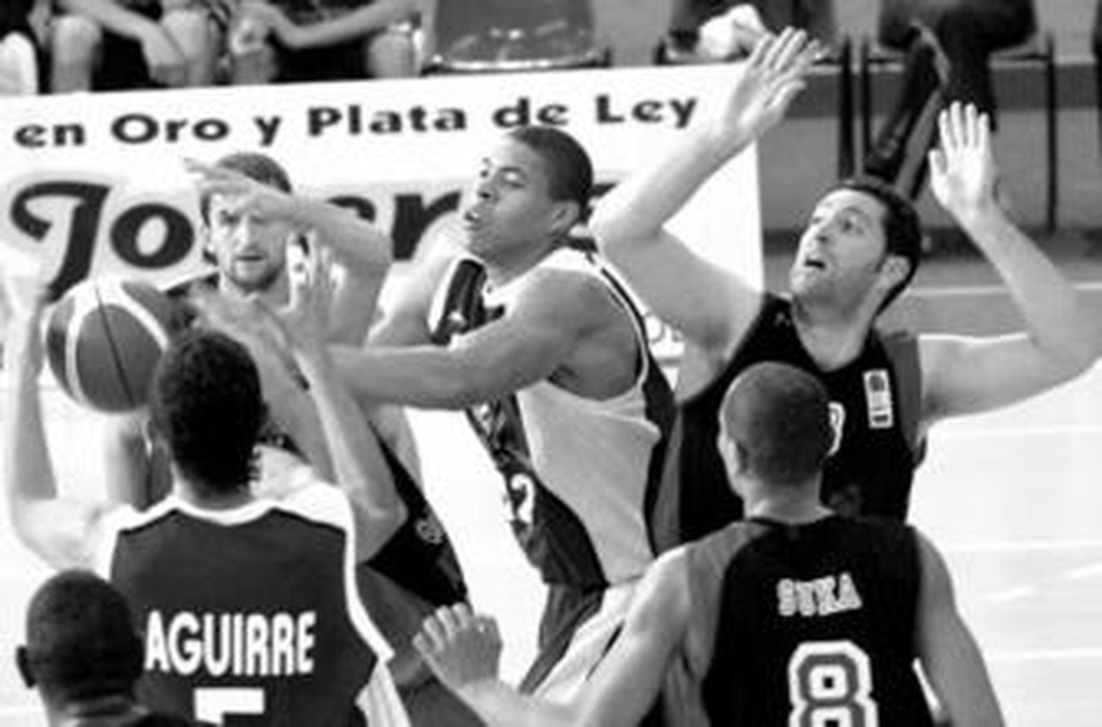 Jeff Mallory trata de coger el rebote ante la presencia de Cazorla, Suka y la mirada de Teo Aguirre en un derbi de la temporada pasada.