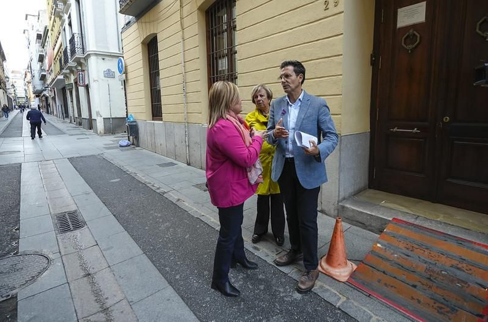 Paco Cuenca, en la entrada de un centro de atención a la dependencia en la calle Gracia de Granada
