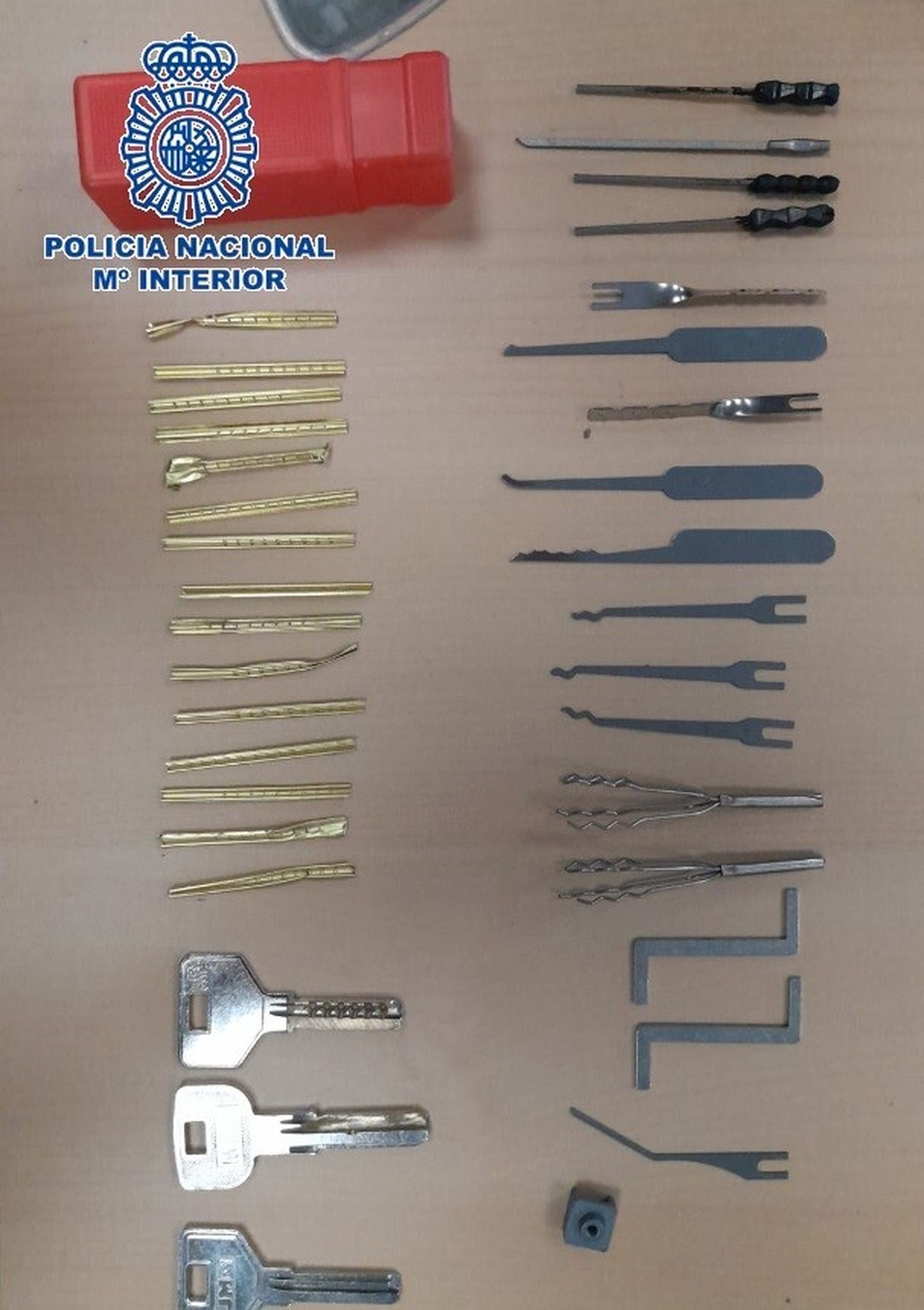 Herramientas usadas para forzar las cerraduras.