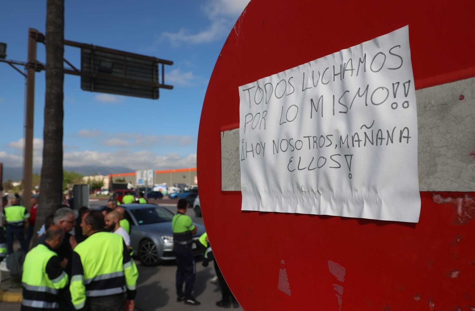 Un cartel  con un mensaje de lucha en una señal del aparcamiento de la fábrica de Acerinox.