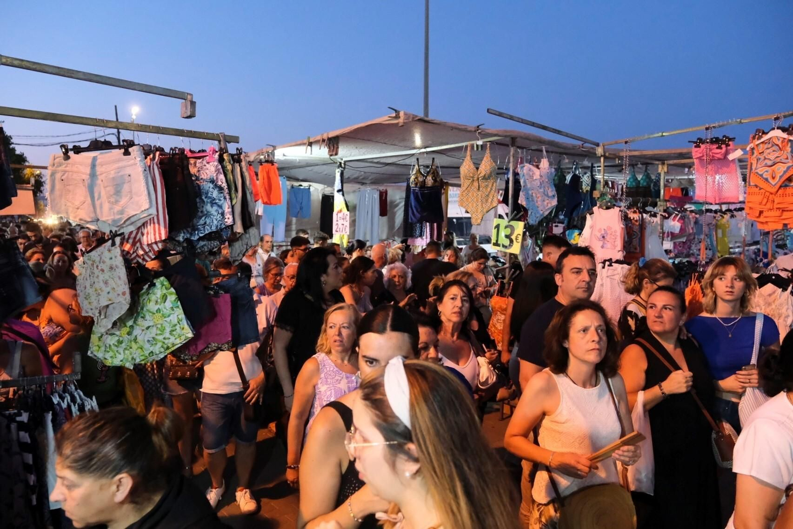 Los ambulantes celebran el primer mercadillo nocturno de El Arenal, en imágenes