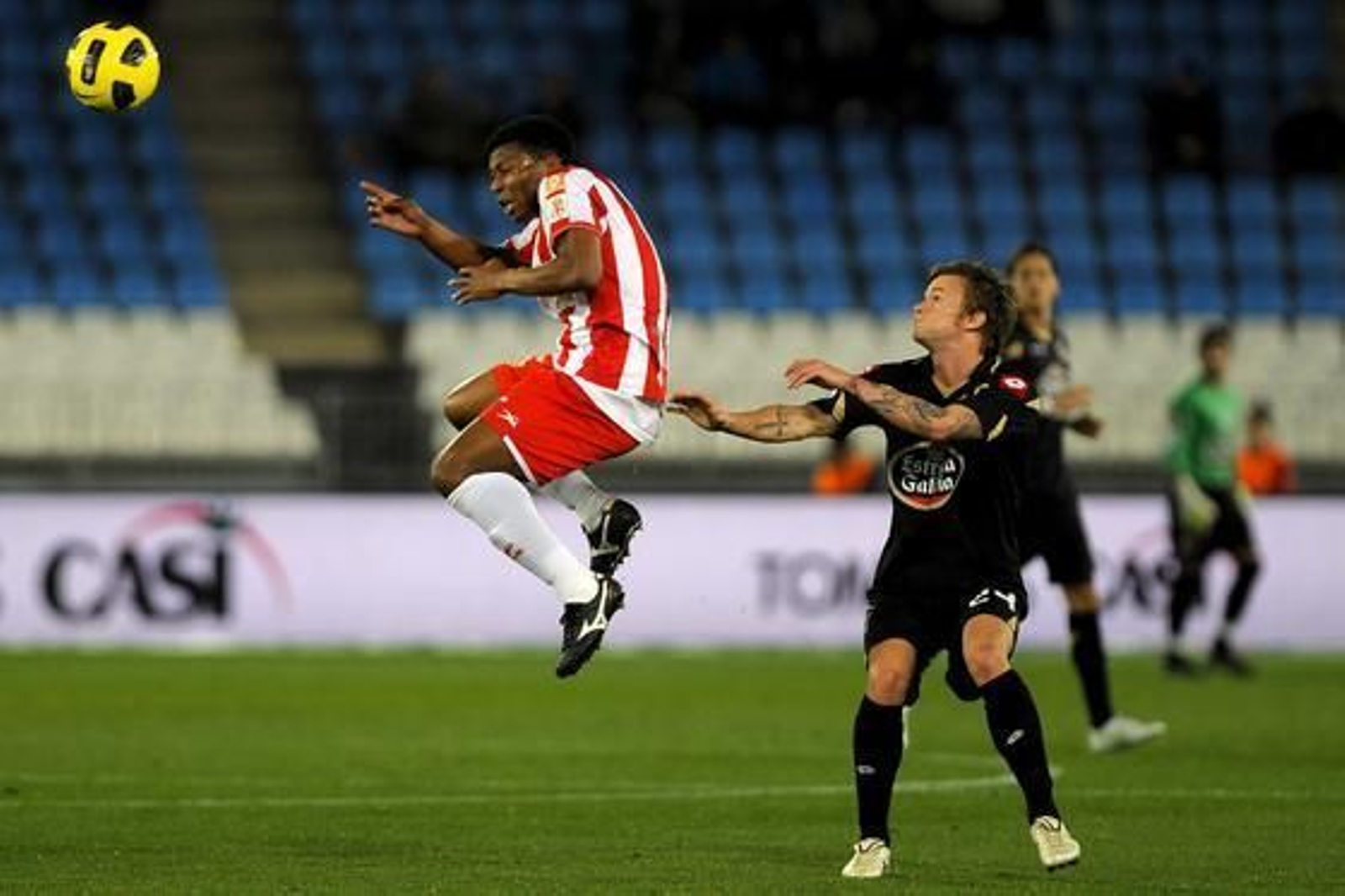 Uche salta de cabeza a por un balón. / AFP