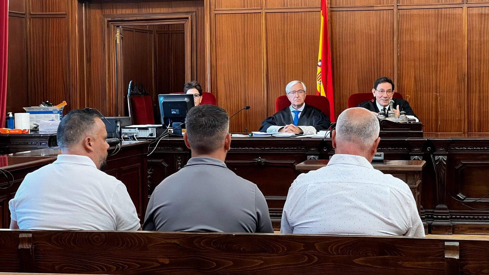 Los tres hermanos acusados, durante la primera sesión del juicio.