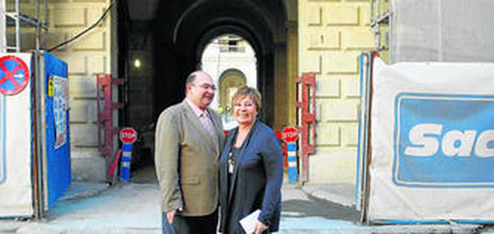 Antonio Garrido y Celia Villalobos, complicidad electoral a las puertas del Palacio de la Aduana.
