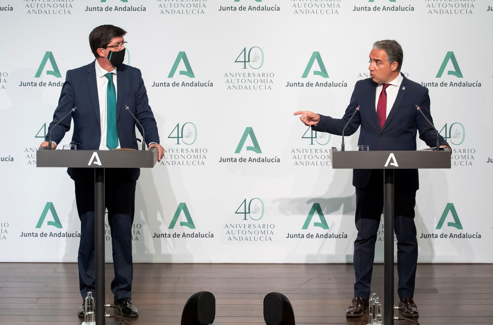 Elías Bendodo, a la derecha, durante la rueda de prensa posterior al Consejo de Gobierno.