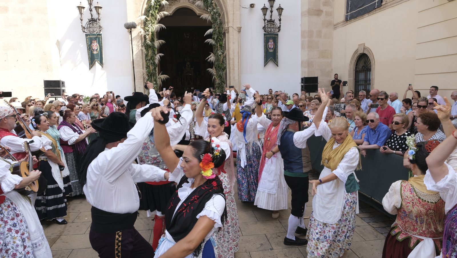 La ofrenda a la Virgen del Mar en imágenes